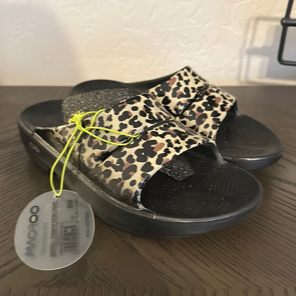 Oofos leopard women’s size 8 new
